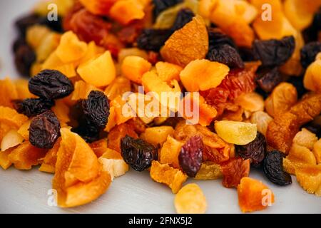 Tas de fruits séchés hachés - abricots séchés, raisins secs et raisins secs. Gros plan Banque D'Images