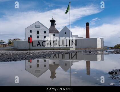 Vue extérieure de la distillerie Lagavulin, Islay, Écosse. La distillerie Lagavulin is appartient à Diageo. Banque D'Images