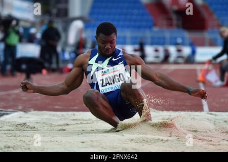 Ostrava, République tchèque. 19 mai 2021. Le cavalier triple Hugues Fabrice Zango, du Burkina Faso, a remporté le triple saut masculin lors du circuit continental Zlata tretra (Golden Spike) - épreuve athlétique Gold à Ostrava, République Tchèque, le 19 mai 2021. Crédit: Jaroslav Ozana/CTK photo/Alay Live News Banque D'Images