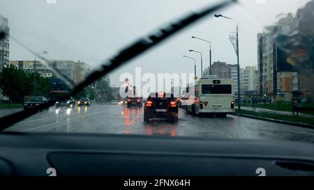 BELARUS, NOVOPOLOTSK - 19 MAI, 2021: Vue de la fenêtre de voiture sur la route en ville sous la pluie Banque D'Images