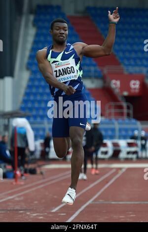 Ostrava, République tchèque. 19 mai 2021. Le cavalier triple Hugues Fabrice Zango, du Burkina Faso, a remporté le triple saut masculin lors du circuit continental Zlata tretra (Golden Spike) - épreuve athlétique Gold à Ostrava, République Tchèque, le 19 mai 2021. Crédit: Jaroslav Ozana/CTK photo/Alay Live News Banque D'Images