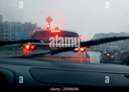 BELARUS, NOVOPOLOTSK - 19 MAI, 2021: Vue de la fenêtre de voiture sur la route en ville sous la pluie Banque D'Images