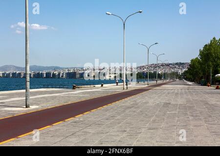 Bord de mer avec piste cyclable à Thessalonique, Grèce. Banque D'Images