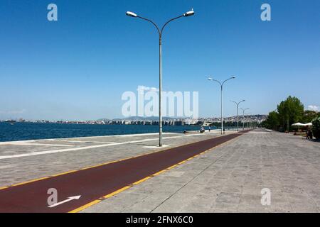 Bord de mer avec piste cyclable à Thessalonique, Grèce. Banque D'Images