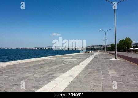 Bord de mer avec piste cyclable à Thessalonique, Grèce. Banque D'Images