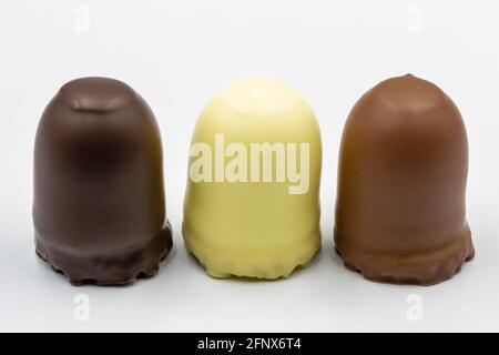 Studio Shoot de biscuits et biscuits chocolat snaks assortis gros plan sur blanc. Banque D'Images