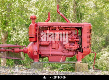 un moteur de tracteur agricole rouge vif Banque D'Images