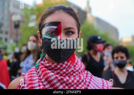 Boston, Massachusetts, États-Unis. 18 mai 2021. Une jeune protestataire féminine au visage peint aux couleurs du drapeau palestinien, lors d'une manifestation en faveur des Palestiniens à Copley Square à Boston. Plus de 200 Palestiniens et 12 personnes en Israël ont été tués jusqu'à présent au cours de ce conflit de neuf jours. Crédit : Anik Rahman/ZUMA Wire/Alay Live News Banque D'Images