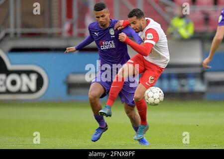 UTRECHT, PAYS-BAS - MAI 19: Alessio da Cruz du FC Groningen, Adam Maher du FC Utrecht pendant l'Eredivisie néerlandaise jeu de match entre le FC Utrecht et le FC Groningen au Stadion Galgenwaard le 19 mai 2021 à Utrecht, pays-Bas (photo de Gerrit van Keulen/Orange Pictures) Banque D'Images