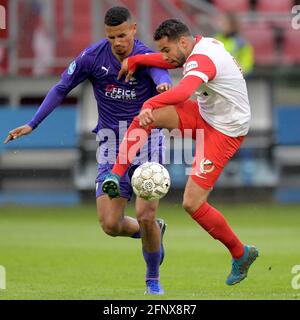 UTRECHT, PAYS-BAS - MAI 19: Alessio da Cruz du FC Groningen, Adam Maher du FC Utrecht pendant l'Eredivisie néerlandaise jeu de match entre le FC Utrecht et le FC Groningen au Stadion Galgenwaard le 19 mai 2021 à Utrecht, pays-Bas (photo de Gerrit van Keulen/Orange Pictures) Banque D'Images