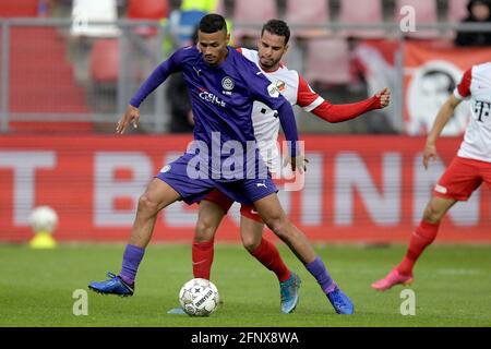 UTRECHT, PAYS-BAS - MAI 19: Alessio da Cruz du FC Groningen, Adam Maher du FC Utrecht pendant l'Eredivisie néerlandaise jeu de match entre le FC Utrecht et le FC Groningen au Stadion Galgenwaard le 19 mai 2021 à Utrecht, pays-Bas (photo de Gerrit van Keulen/Orange Pictures) Banque D'Images