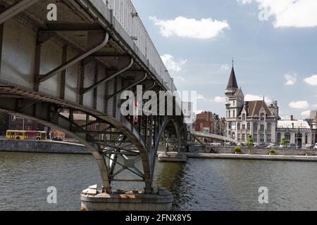La passerelle Saucy et la grande poste de Liège, Belgique Banque D'Images