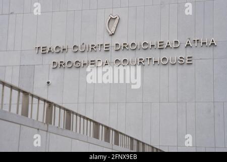 Drogheda, Comté de Louth, Irlande, 15 mai 2021. Signalisation à l'avant du palais de justice de Drogheda Banque D'Images