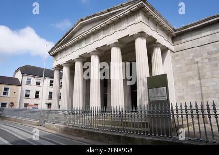 Dundalk, Comté de Louth, Irlande, 14 mai 2021. Vue frontale du palais de justice de Dundalk Banque D'Images