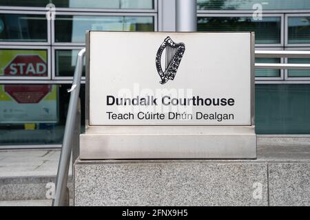 Dundalk, Comté de Louth, Irlande, 14 mai 2021. Panneau à l'entrée du palais de justice de Dundalk où les audiences du district et du circuit sont tenues Banque D'Images