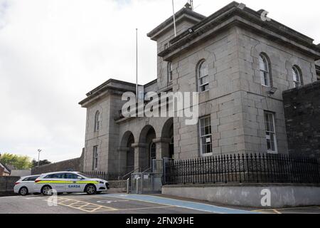 Dundalk, Comté de Louth, Irlande, 14 mai 2021. Vue frontale de la gare de Dundalk Garda Banque D'Images