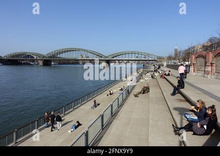 Blick von der Deutzer Brücke auf den Rheinboulevard, Köln-Deutz, Nordrhein-Westfalen, Deutschland Banque D'Images