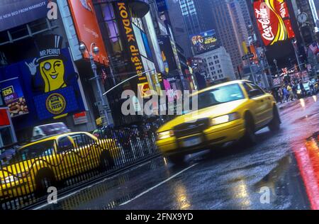 2005 TAXIS JAUNES HISTORIQUES (©FORD MOTOR CO 2000) TIMES SQUARE MIDTOWN MANHATTAN NEW YORK CITY USA Banque D'Images