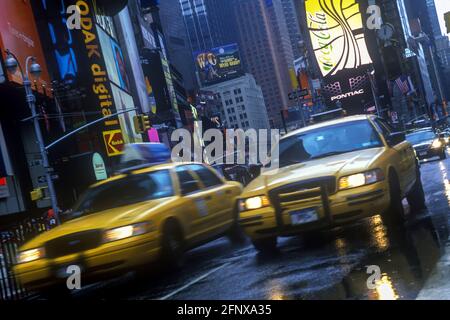 2005 TAXIS JAUNES HISTORIQUES (©FORD MOTOR CO 2000) TIMES SQUARE MIDTOWN MANHATTAN NEW YORK CITY USA Banque D'Images