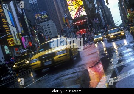 2005 TAXIS JAUNES HISTORIQUES (©FORD MOTOR CO 2000) TIMES SQUARE MIDTOWN MANHATTAN NEW YORK CITY USA Banque D'Images