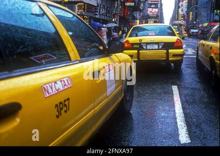 2005 TAXIS JAUNES HISTORIQUES (©FORD MOTOR CO 2000) TIMES SQUARE MIDTOWN MANHATTAN NEW YORK CITY USA Banque D'Images