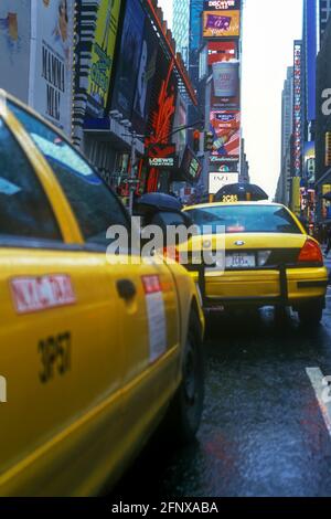 2005 TAXIS JAUNES HISTORIQUES (©FORD MOTOR CO 2000) TIMES SQUARE MIDTOWN MANHATTAN NEW YORK CITY USA Banque D'Images