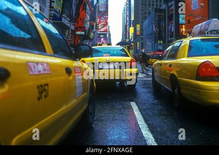 2005 TAXIS JAUNES HISTORIQUES (©FORD MOTOR CO 2000) TIMES SQUARE MIDTOWN MANHATTAN NEW YORK CITY USA Banque D'Images