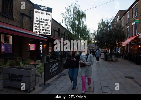 Clapham, Londres, 19 mai 2021 : le public quitte le cinéma Clapham Picturehouse après son premier jour d'ouverture depuis sa fermeture en octobre en raison de la pandémie du coronavirus. De nombreux films ont été retardés de plusieurs mois, voire même plus d'un an. Les activités de loisirs en intérieur n'ont été autorisées que depuis le début de la semaine. Les clients doivent porter un masque facial et les dépistages sont placés à la moitié de leur capacité habituelle. Anna Watson/Alay Live News Banque D'Images