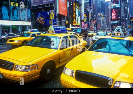 2005 TAXIS JAUNES HISTORIQUES (©FORD MOTOR CO 2000) TIMES SQUARE MIDTOWN MANHATTAN NEW YORK CITY USA Banque D'Images