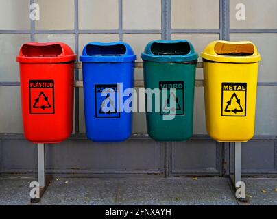 Recyclage des poubelles, Rio de Janeiro, Brésil. Plastique, papier, verre et métal Banque D'Images