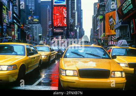 2005 TAXIS JAUNES HISTORIQUES (©FORD MOTOR CO 2000) TIMES SQUARE MIDTOWN MANHATTAN NEW YORK CITY USA Banque D'Images