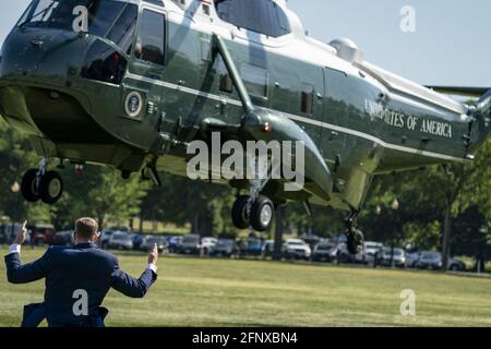 Washington, États-Unis. 19 mai 2021. Ground Personal help débarque Marine One sur l'ellipse avec le président américain Joe Biden à bord de la Maison Blanche à Washington, DC, le mercredi 19 mai 2021. Le président Joe Biden s'est rendu au Connecticut pour le 140e commencement des gardes-côtes américains. Photo par Tasos Katopodis/UPI crédit: UPI/Alay Live News Banque D'Images