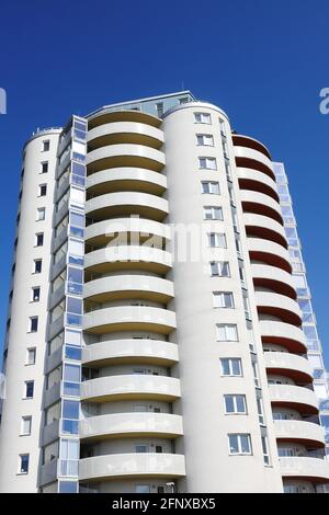 Vue en angle bas d'un immeuble résidentiel moderne de couleur grise avec balcon rond. Banque D'Images