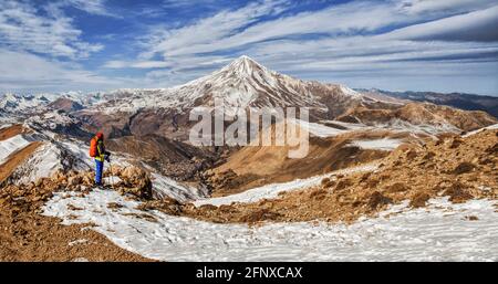 Le mont Damavand, un volcan actif, est un volcan qui est le plus haut sommet de l'Iran et le plus haut volcan de l'Asie. Banque D'Images