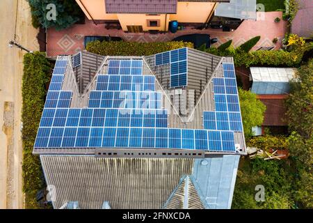 Vue aérienne d'une maison privée avec panneaux photovoltaïques solaires pour produire de l'électricité propre sur le toit. Concept de maison autonome. Banque D'Images