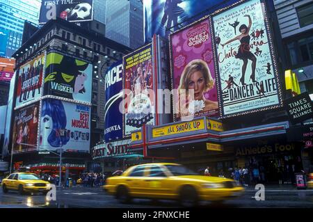 2005 THÉÂTRES HISTORIQUES, TAXIS JAUNES (©FORD MOTOR CO 2000) TIMES SQUARE MIDTOWN MANHATTAN NEW YORK CITY USA Banque D'Images