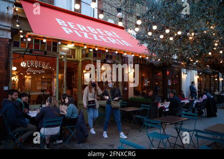 Clapham, Londres, 19 mai 2021 : malgré les réglementations de l'étape 3 permettant de manger à l'intérieur, lorsque le temps le permet, les convives préfèrent souvent rester à l'extérieur où une bonne ventilation réduit le risque de transmission du coronavirus. Anna Watson/Alay Live News Banque D'Images