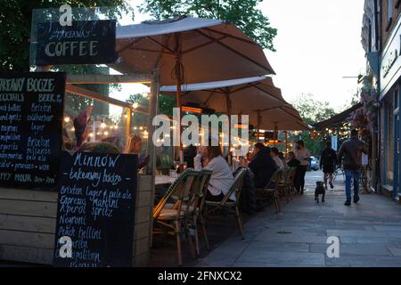 Clapham, Londres, 19 mai 2021 : malgré les réglementations de l'étape 3 permettant de manger à l'intérieur, lorsque le temps le permet, les convives préfèrent souvent rester à l'extérieur où une bonne ventilation réduit le risque de transmission du coronavirus. Anna Watson/Alay Live News Banque D'Images