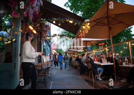 Clapham, Londres, 19 mai 2021 : malgré les réglementations de l'étape 3 permettant de manger à l'intérieur, lorsque le temps le permet, les convives préfèrent souvent rester à l'extérieur où une bonne ventilation réduit le risque de transmission du coronavirus. Anna Watson/Alay Live News Banque D'Images