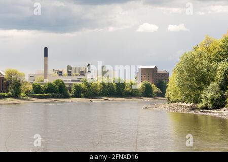 L'ancienne brasserie Mortlake sur les rives de la Tamise à Mortlake, dans le sud-ouest de Londres, en Angleterre, au Royaume-Uni Banque D'Images