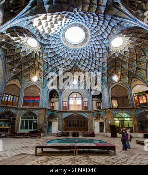 La splendeur d'Aminoddole Caravanserai (Timche-ye Amin od-Dowley), l'exemple unique de l'architecte persan médiéval dans le bazar de Kashan, Iran. Banque D'Images