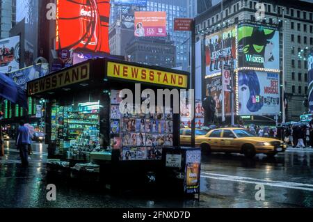 2005 NEWS HISTORIQUES STAND TIMES SQUARE MIDTOWN MANHATTAN NEW YORK VILLE ÉTATS-UNIS Banque D'Images