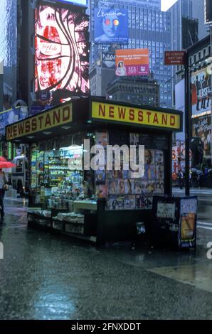 2005 NEWS HISTORIQUES STAND TIMES SQUARE MIDTOWN MANHATTAN NEW YORK VILLE ÉTATS-UNIS Banque D'Images
