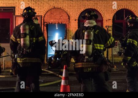 Seattle, États-Unis. 18 avril 2021. Le service des incendies de Seattle a mis en place des points d'accès après avoir répondu à un incendie de structure au restaurant pesos dans la Basse-Reine Ann Banque D'Images