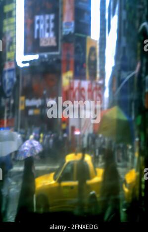 2005 REFLET HISTORIQUE DE LA PLACE DES TEMPS DE FOULE MIDTOWN MANHATTAN NOUVEAU YORK, ÉTATS-UNIS Banque D'Images