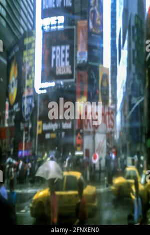 2005 REFLET HISTORIQUE DE LA PLACE DES TEMPS DE FOULE MIDTOWN MANHATTAN NOUVEAU YORK, ÉTATS-UNIS Banque D'Images