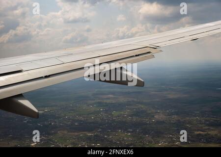 Vue sur l'atterrissage en avion à réaction à l'aéroport par mauvais temps. Concept de voyage et de transport aérien. Banque D'Images