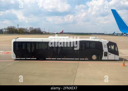 Aile d'avion et bus spécial pour déplacer les passagers d'un avion à l'autre terminal. Banque D'Images