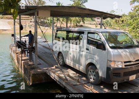 Le ferry de la rivière à une voiture, à manivelle, traverse la rivière Mopan sur la route d'accès aux ruines des pyramides de Xunatunich à San Jose Succotz, Cayo Banque D'Images