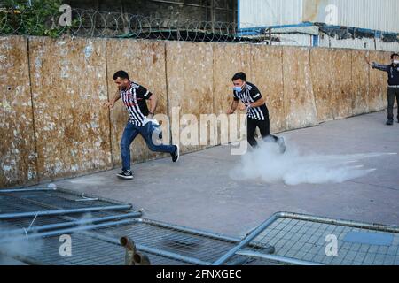 Istanbul, Turquie. 19 mai 2021. Les fans sont attaqués par la police pendant la célébration. Championnat de la saison 2020-2021 de la Super League turque la cérémonie de remise des trophées de Besiktas a eu lieu au stade Vodafone. Crédit : SOPA Images Limited/Alamy Live News Banque D'Images